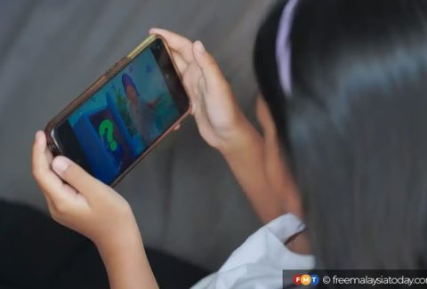 fd7f9dfe-children-playing-handphones-fmt-161225