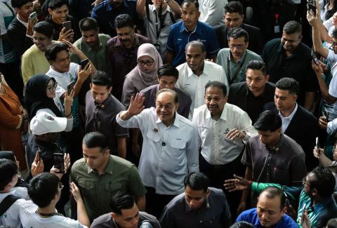 9903f917-anwar-ibrahim-waving-to-students-at-the-aimst-university-bernama-070626