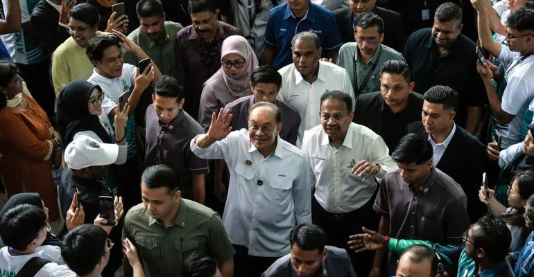 9903f917-anwar-ibrahim-waving-to-students-at-the-aimst-university-bernama-070626