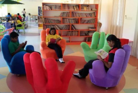Older_children_reading_in_the_reading_room-vernacular-tamil-school-Shanti_Achudan-pic